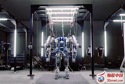 松下开发机器人套装 助力工人化身现代“钢铁侠”，革新工业生产力